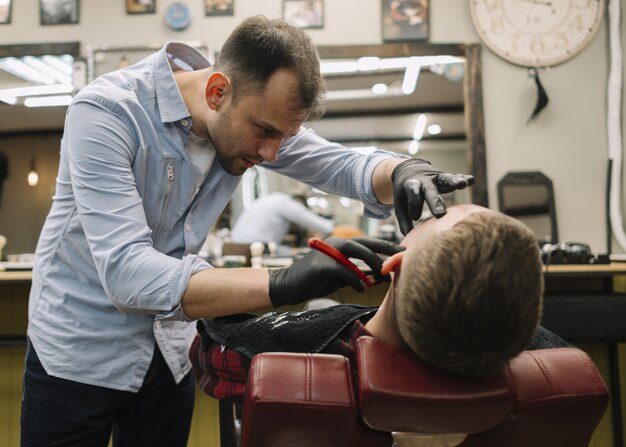 Jak wybrać idealnego fryzjera – sekrety profesjonalistów z branży
