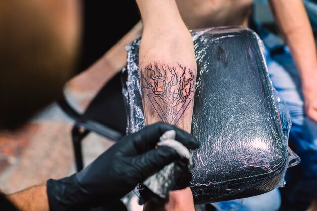 Jakie są najważniejsze aspekty higieny w salonie tatuażu?