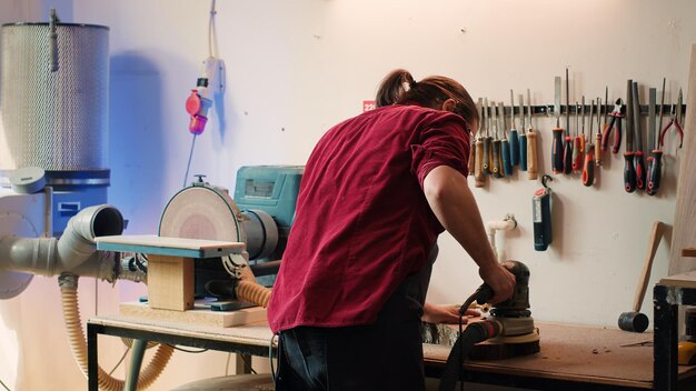 Jak wybrać odpowiednie elektronarzędzia do domowego warsztatu?